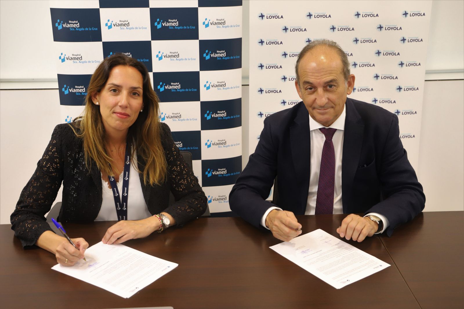 Un momento de la firma del acuerdo entre la directora gerente del centro sanitario, María José Cañas, y el rector de la Universidad Loyola, Gabriel Pérez Alcalá.