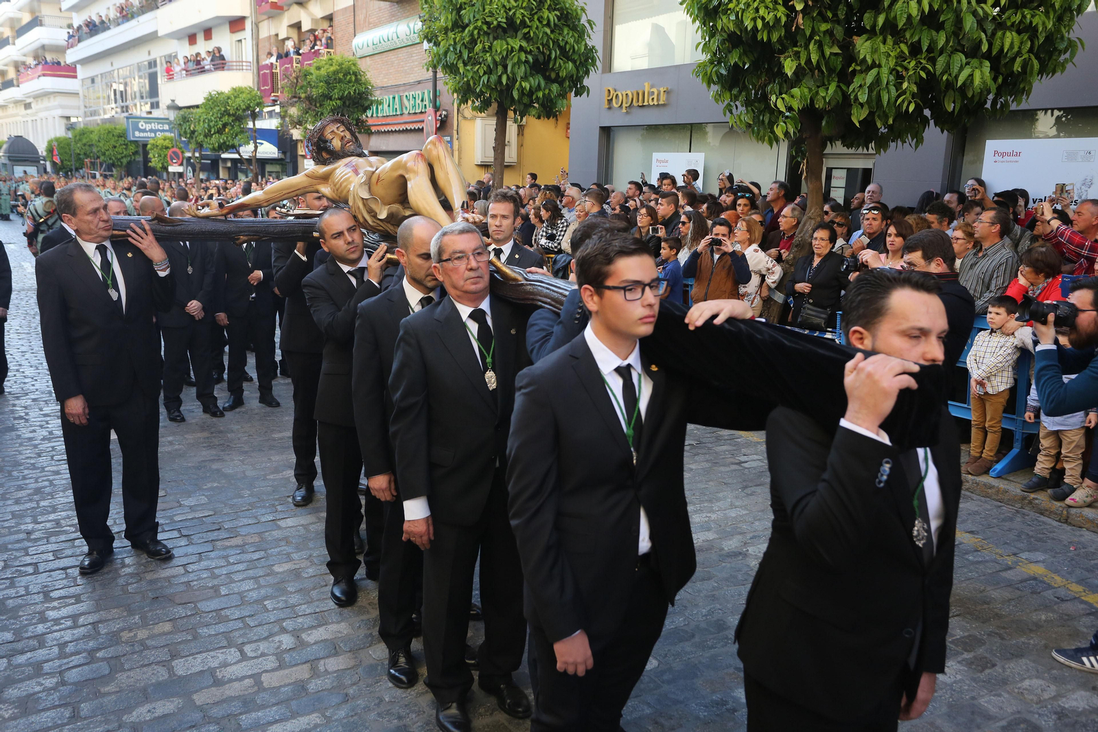 Procesión del Cristo de la Vera Cruz, escoltado por la Legión en las calles de Huelva
