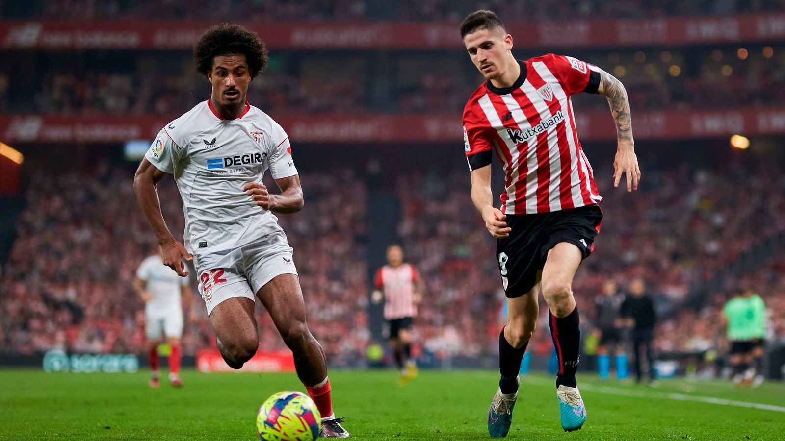 Loïc Badé y Ohian Sancet disputan un balón en San Mamés.