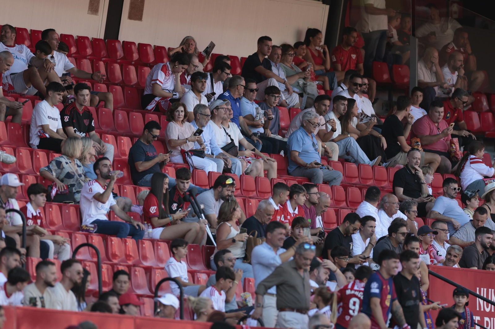 Búscate en las fotos del Sevilla FC - Barcelona