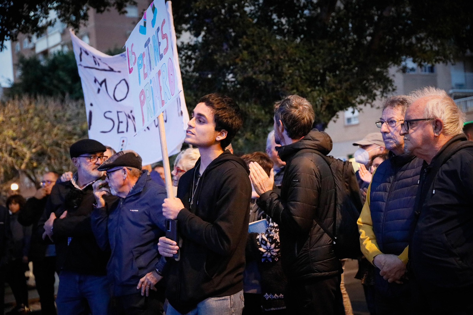 Imágenes de la protesta de los vecinos en la avenida del Mediterráneo  para reclamar paso de peatones con semáforo