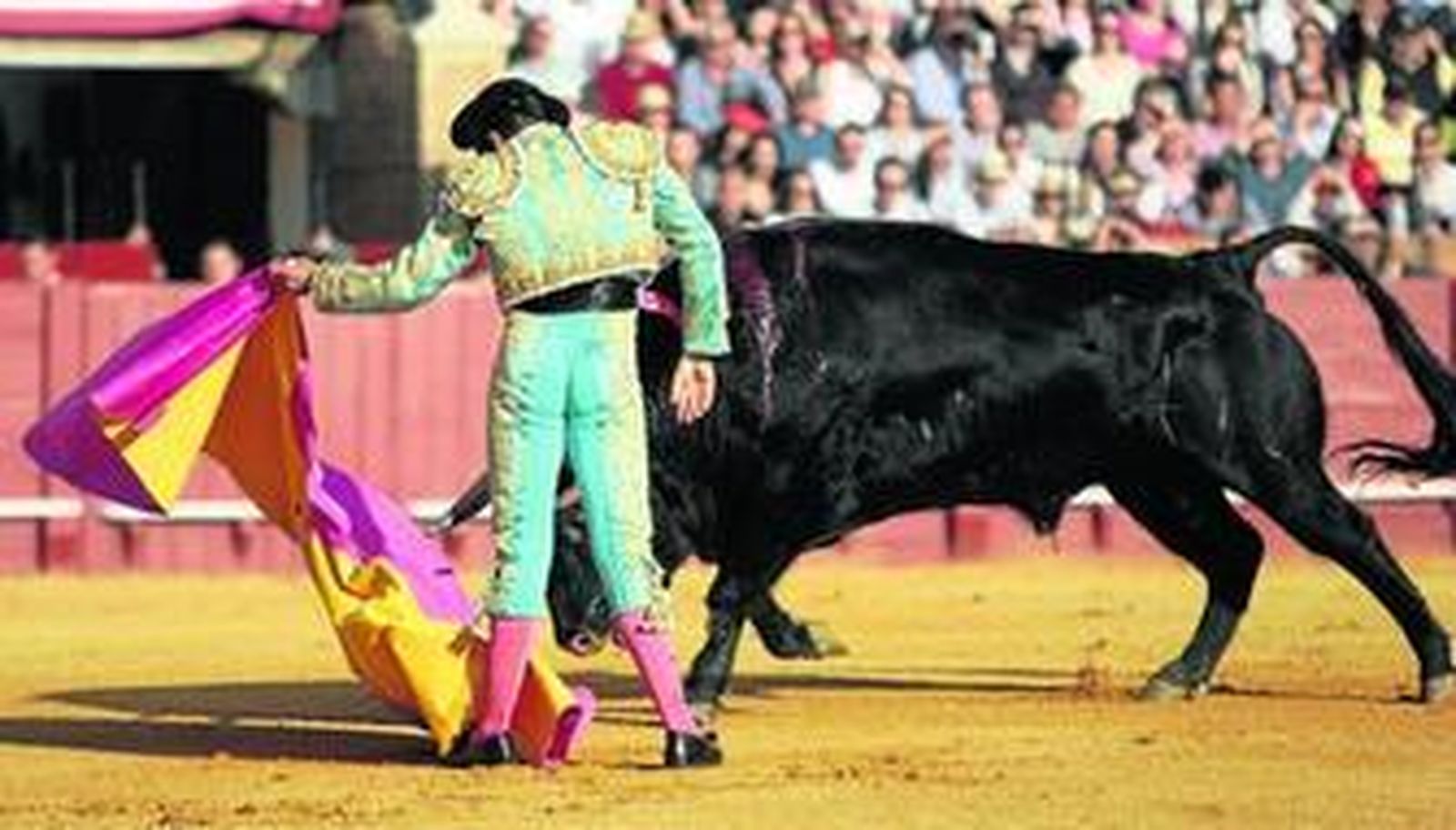 El Fundi, saluda tras una ovación al término del paseíllo por su despedida.