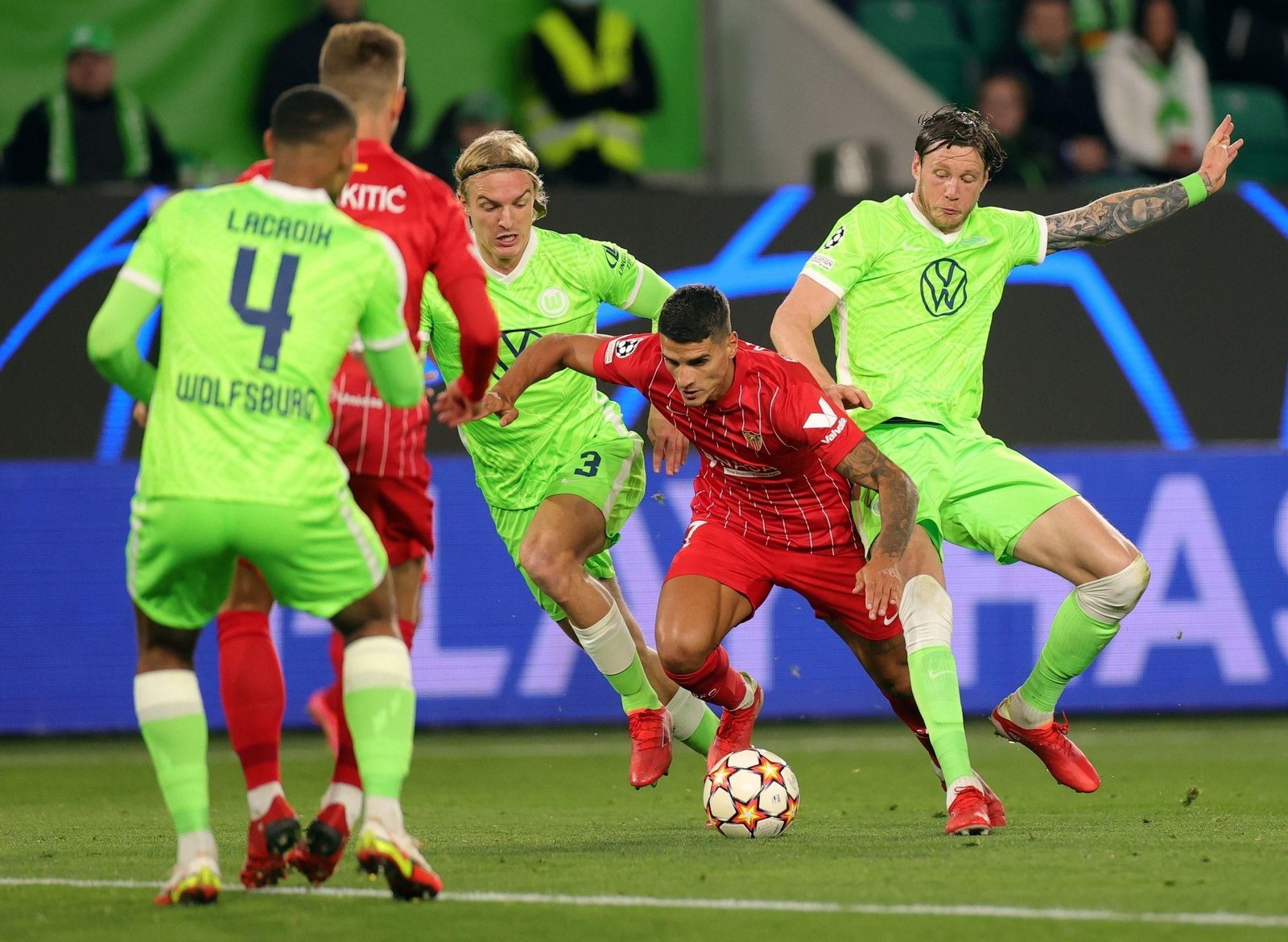 Lamela cae en su pugna con Weghorst.