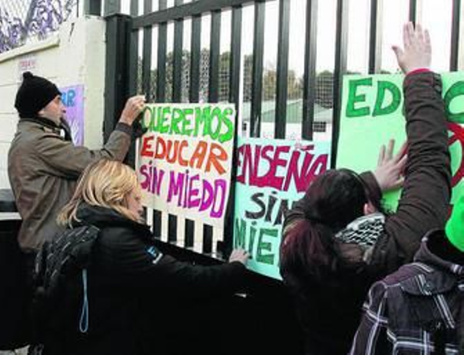 Vecinos y profesores del Polígono Sur colocan pancartas contra la agresión en el CEIP Nuestra Señora de la Paz.