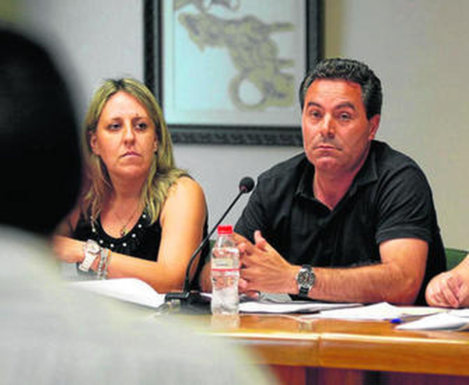 Manuel Megías, en el centro, durante el pleno del pasado viernes.
