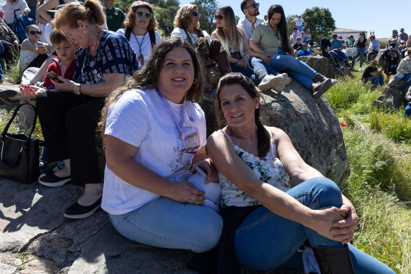 Miles de romeros acuden al encuentro de la Virgen de la Cabeza en su romería