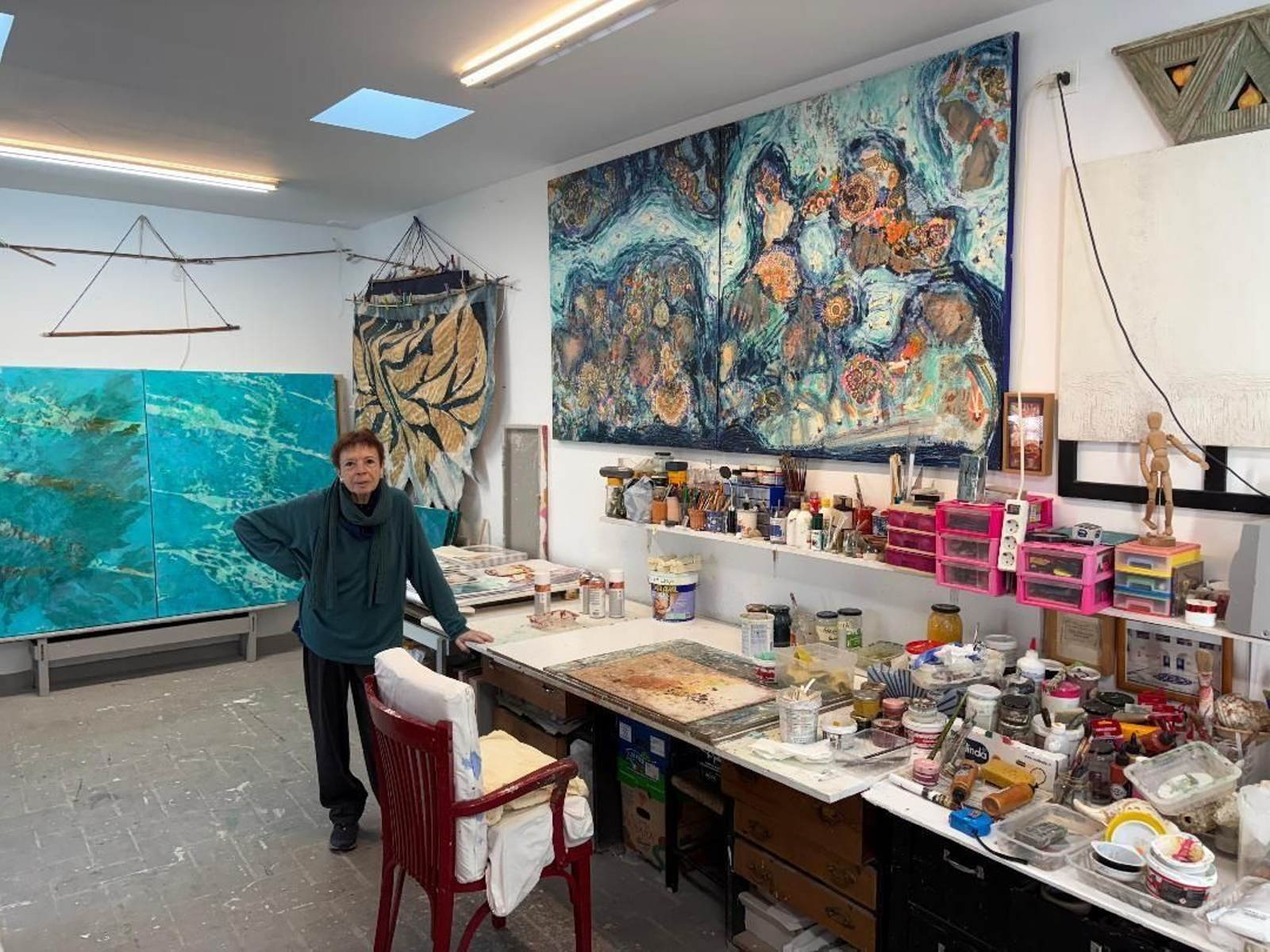 Estudio. La pintora Candi Garbarino, ante alguna de sus obras.