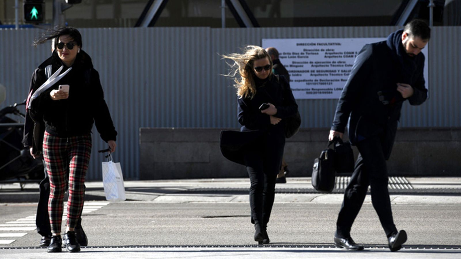 Los fuertes vientos dificultan los desplazamientos.