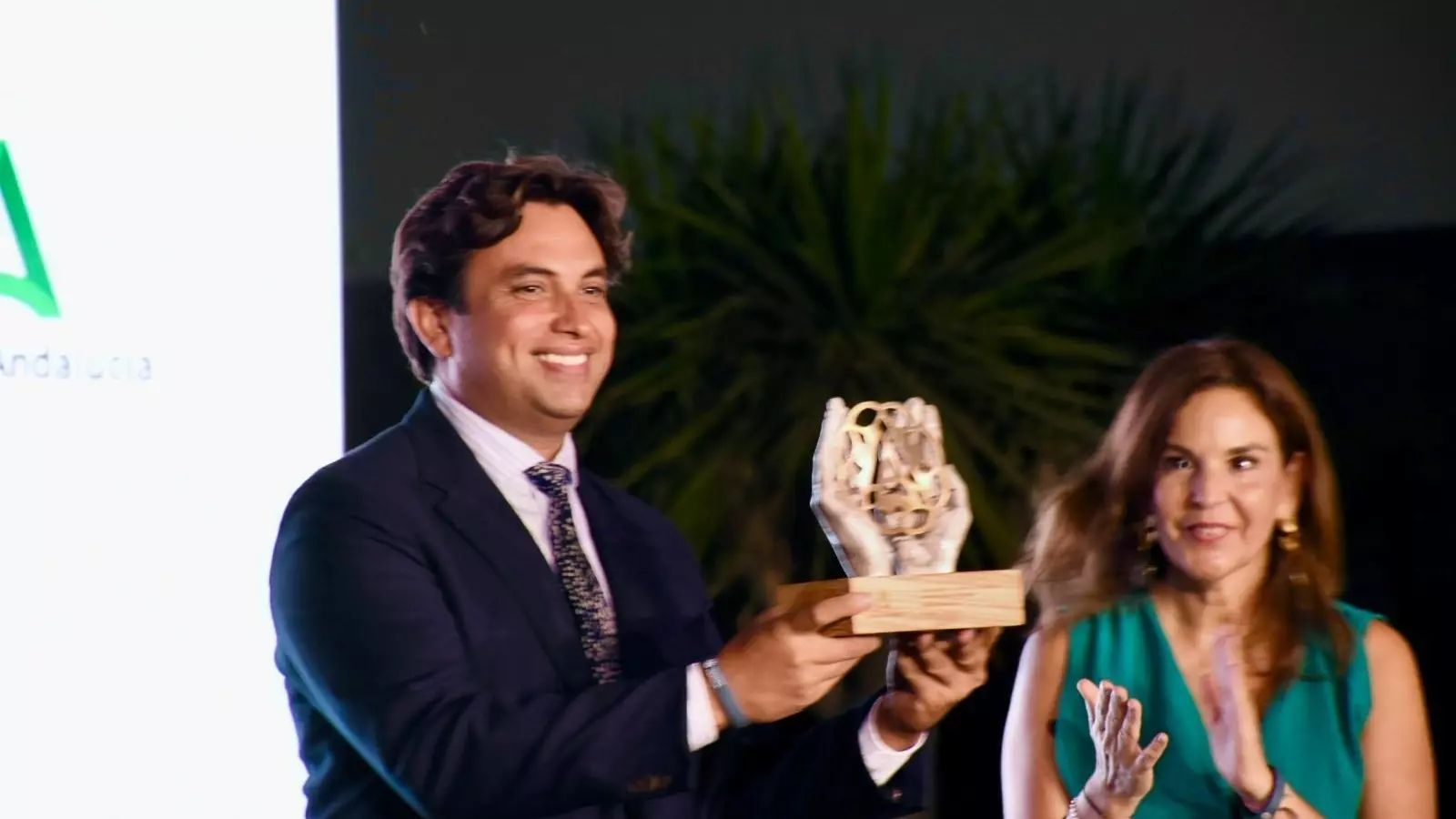 El jerezano Cristóbal Donaire 'Balcris' con el premio a la Calidad en la Promoción y Comercialización en los Premios Artesanía de Andalucía.