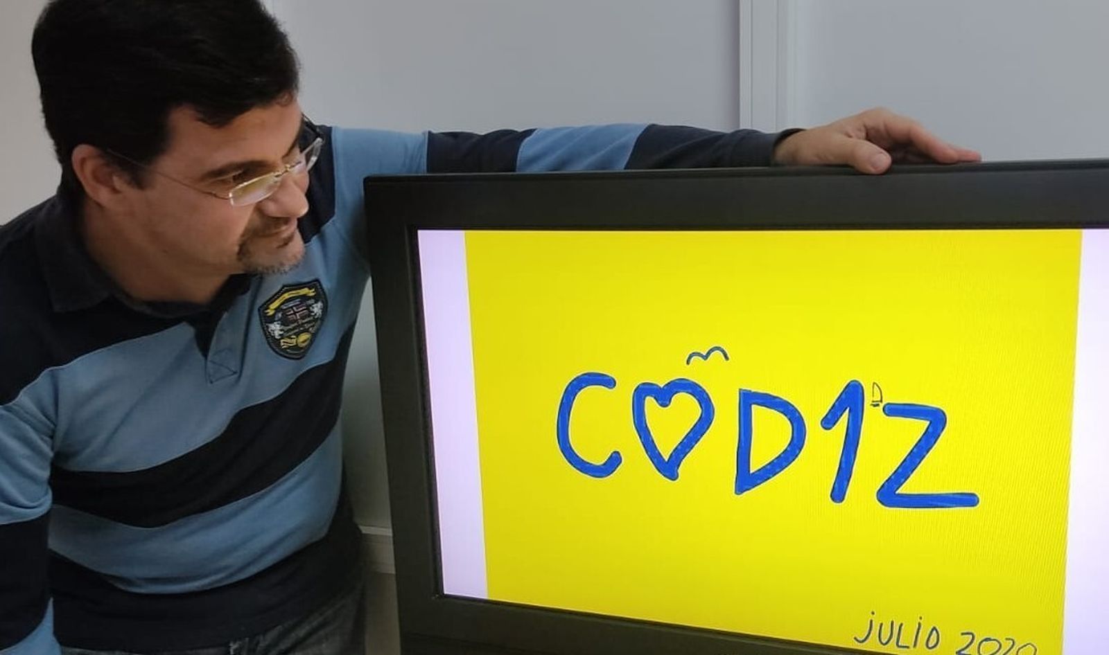 El viñetista Javier Franco, con una de las ilustraciones de su muestra virtual 'El año que vivimos peligrosamente'.