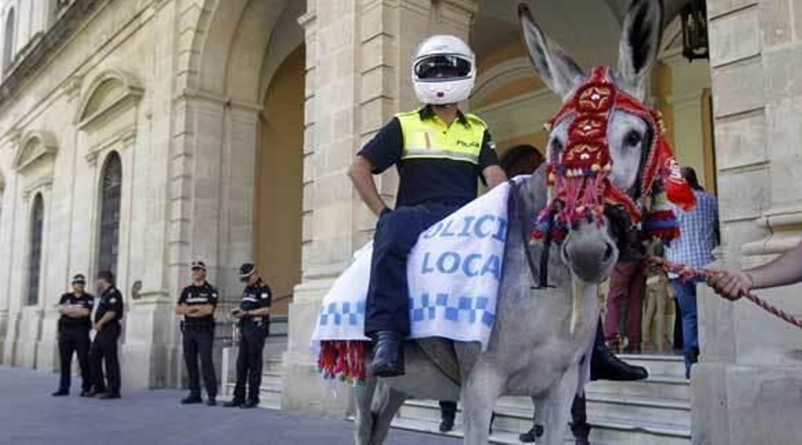 Policía Local 'a burro' contra la "precaridad" en el cuerpo