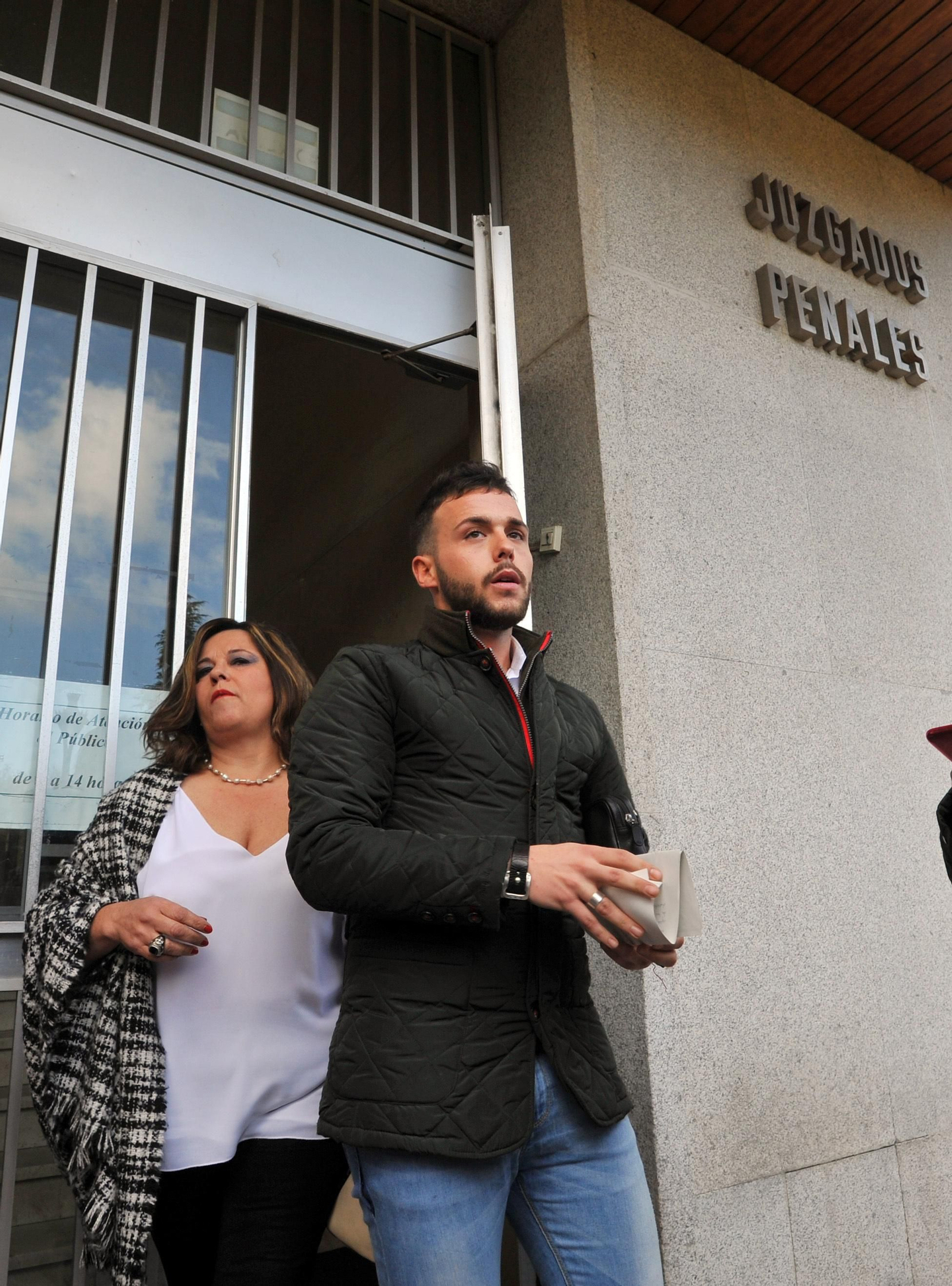 Ángeles Muñoz y su hijo Cristian Menacho salen de los juzgados.