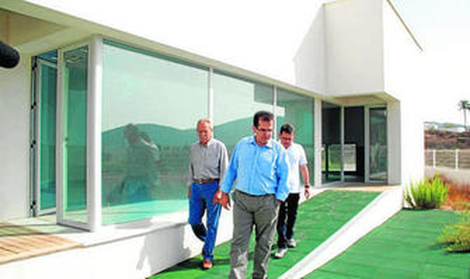 El alcalde en el patio de la guardería de la villa.