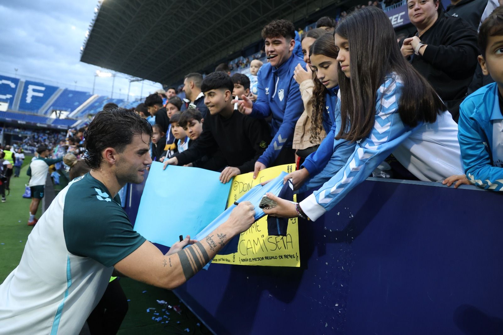 Búscate en las fotos del entrenamiento del Málaga CF en La Rosaleda