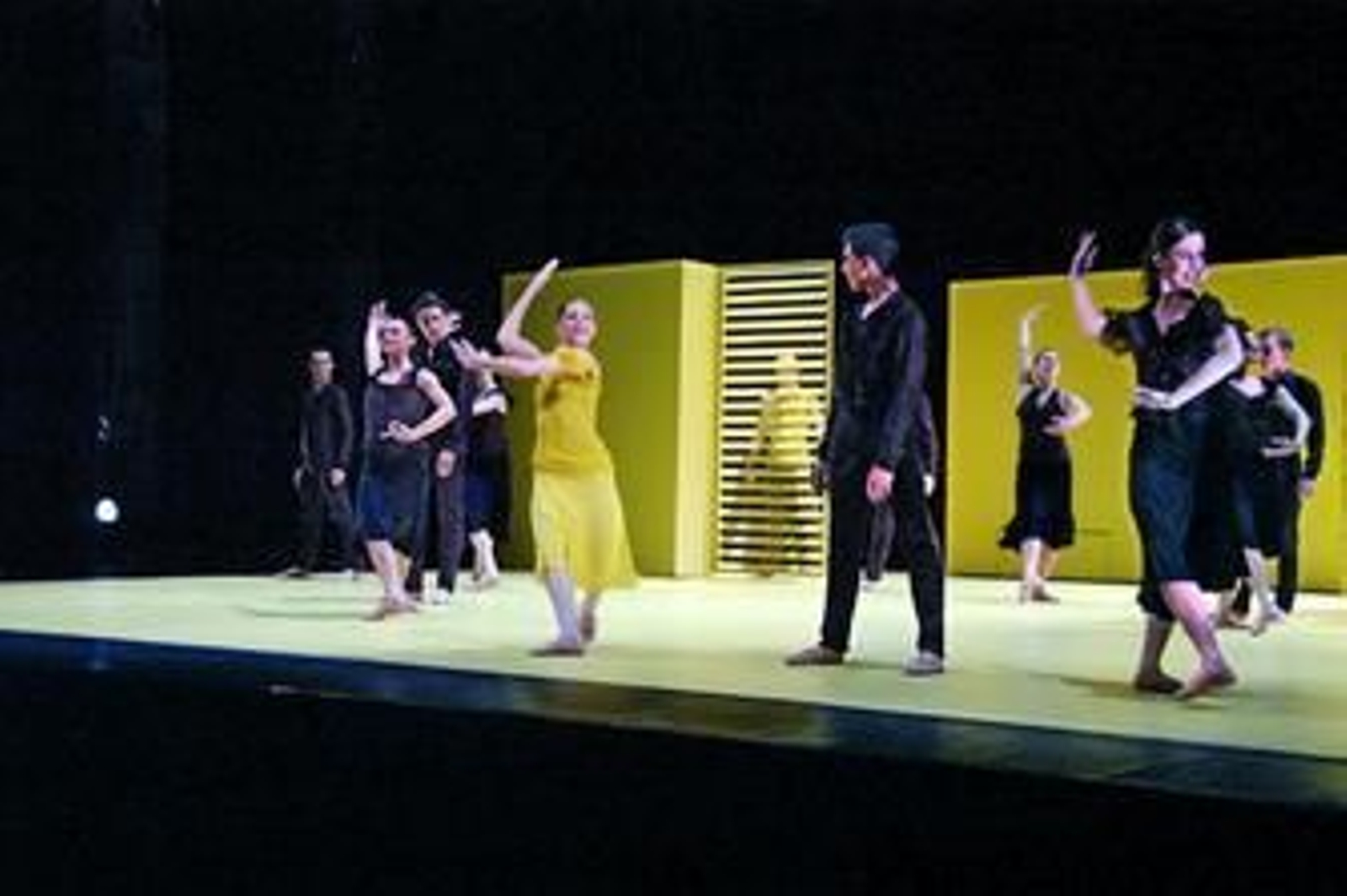 Un momento de la actuación, ayer, del Ballet de Biarritz en el nuevo Teatro Isidoro Máiquez de CajaGranada.