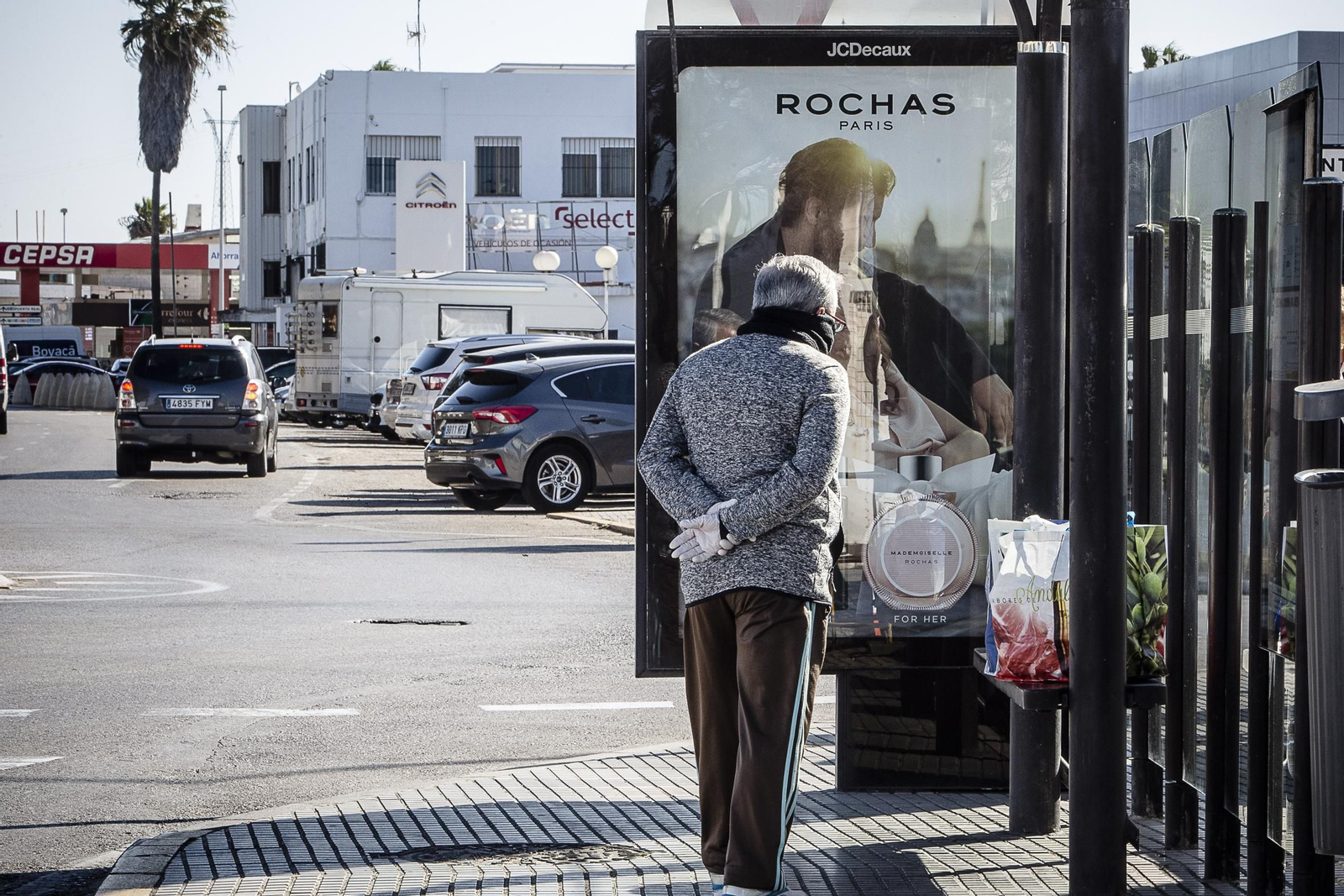 Un usuario espera en la parada el autobús