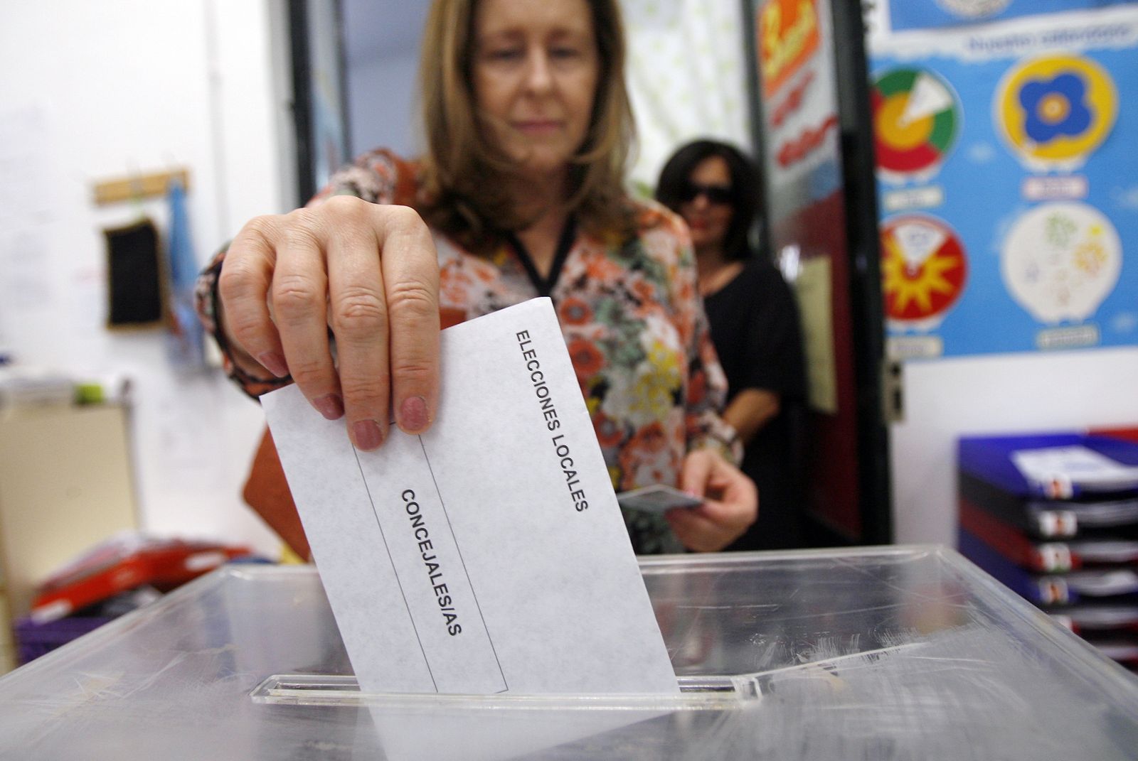 Una mujer deposita su voto en una urna las pasadas elecciones municipales.