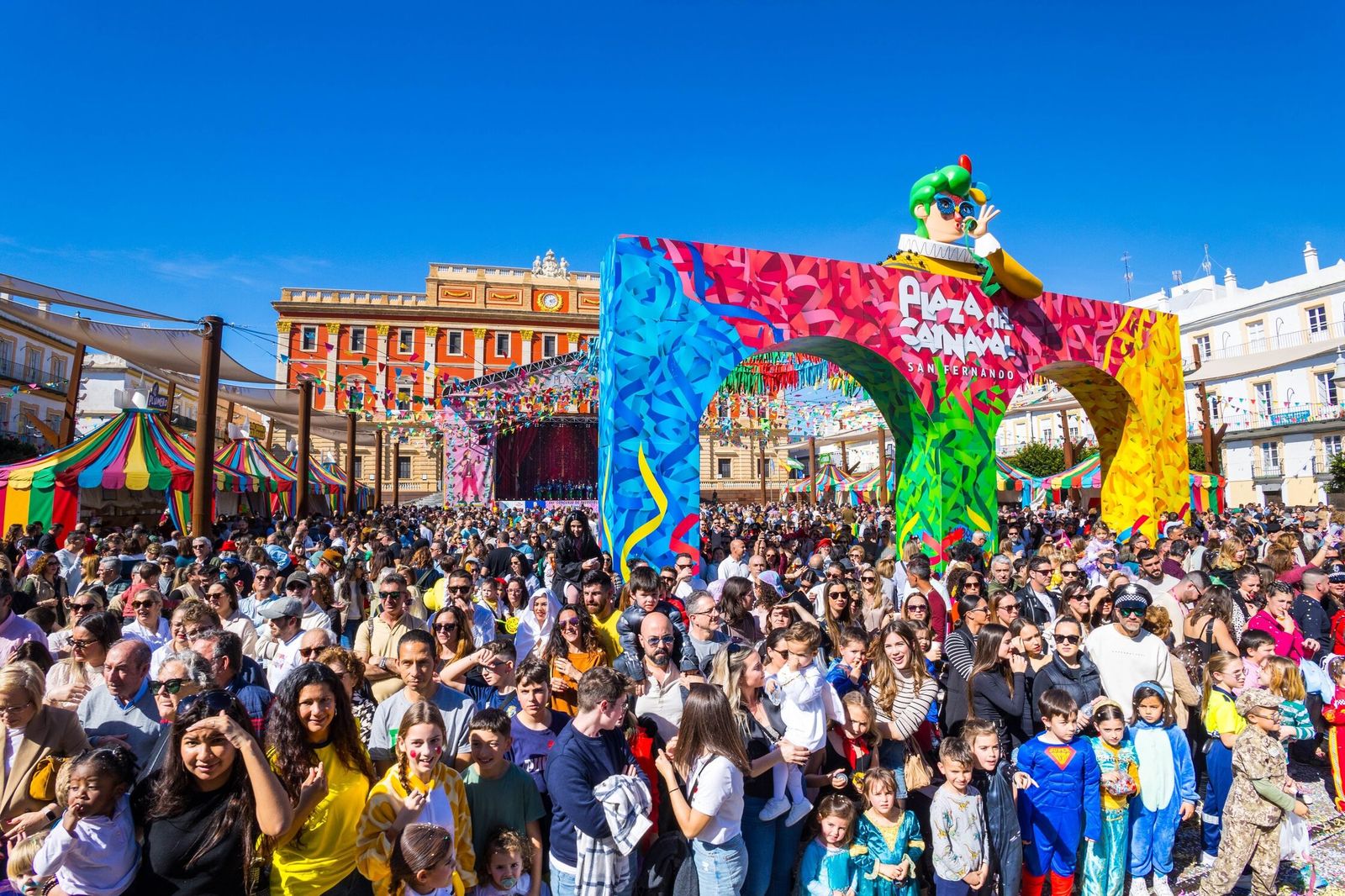 La plaza del Rey al paso de la cabalgata de Carnaval en 2025 en San Fernando