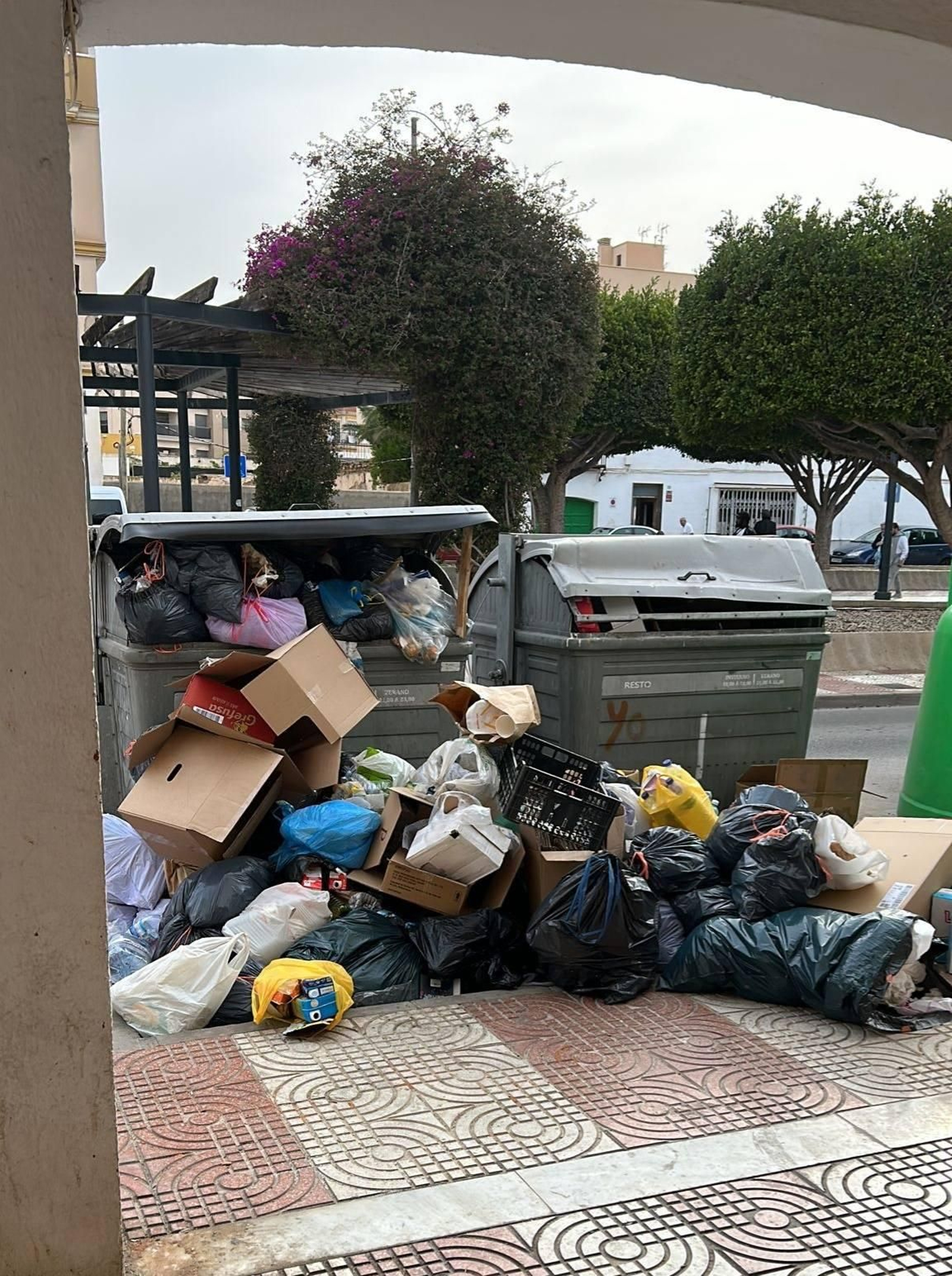 Así luce Roquetas en plena Semana Santa tras cuatro días de huelga de recogida de basura