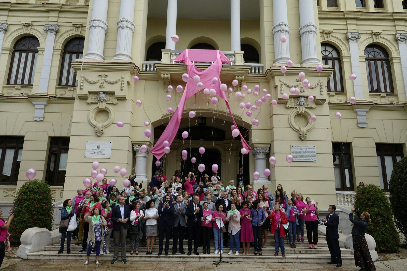 Suelta de globos frente al Ayuntamiento por el Día Mundial contra el Cáncer.