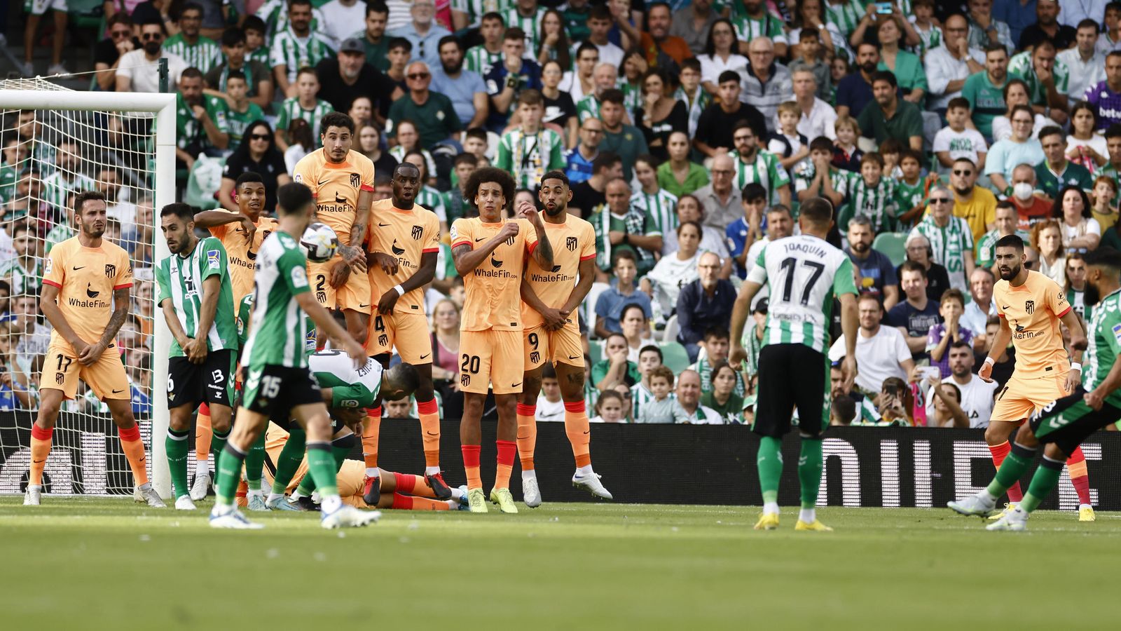 Fekir ejecuta de forma directa la falta del 1-2.