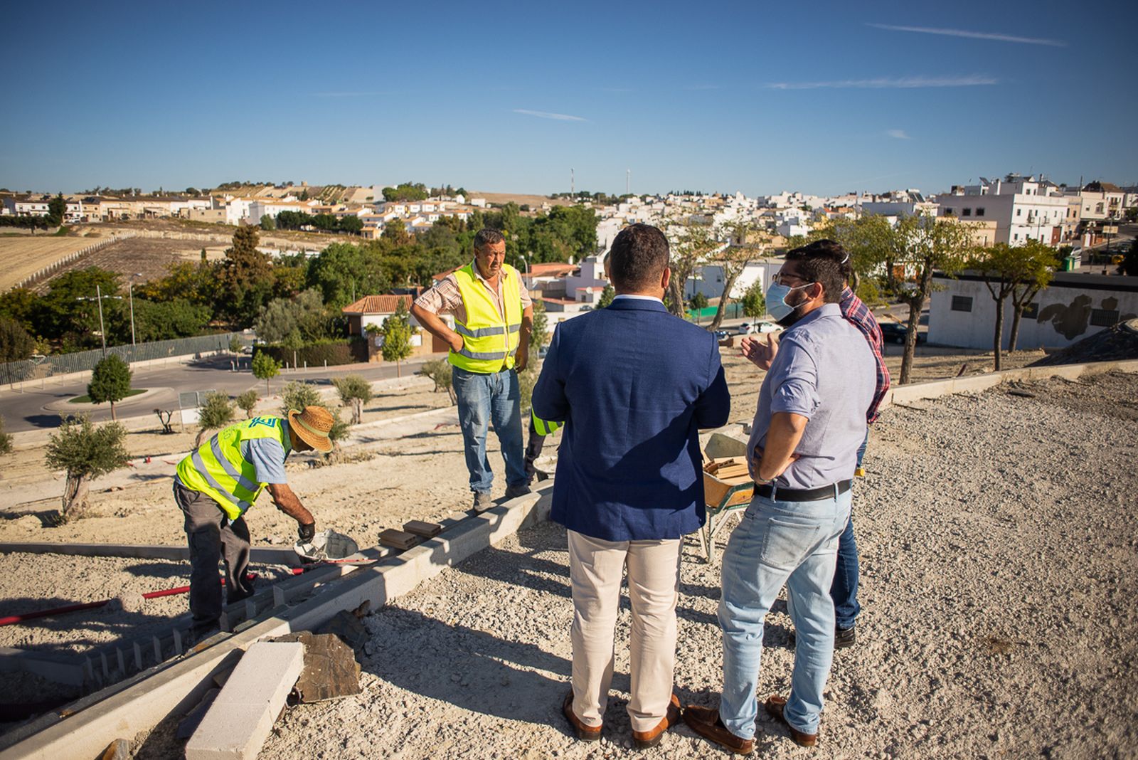 El alcalde de Trebujena y el delegado territorial de Regeneración, Justicia  y Administración Local de la Junta, durante su visita a las obras del futuro Cerro de la Memoria.