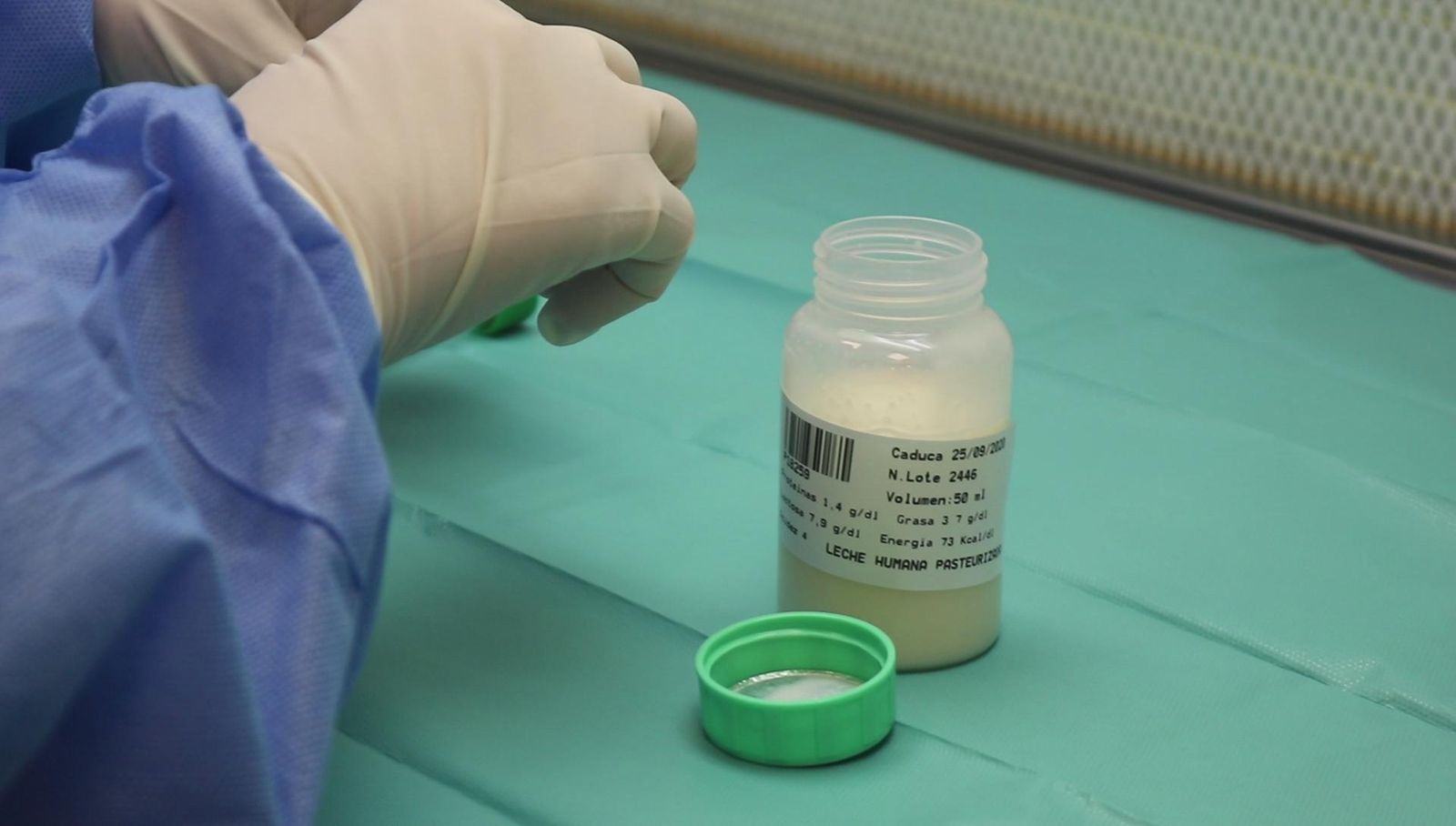 Una de las muestras de leche donadas al Banco de Leche del Virgen del Rocío.