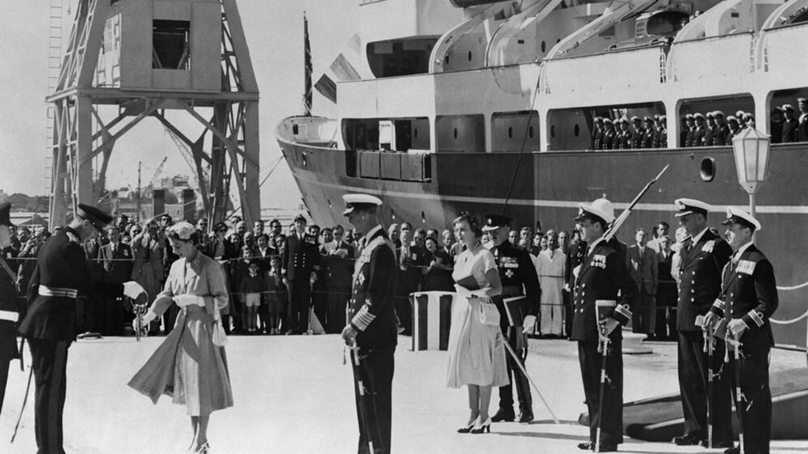 El Gobernador de Gibraltar, George MacMillan, entrega las llaves de la ciudad a Isabel II.