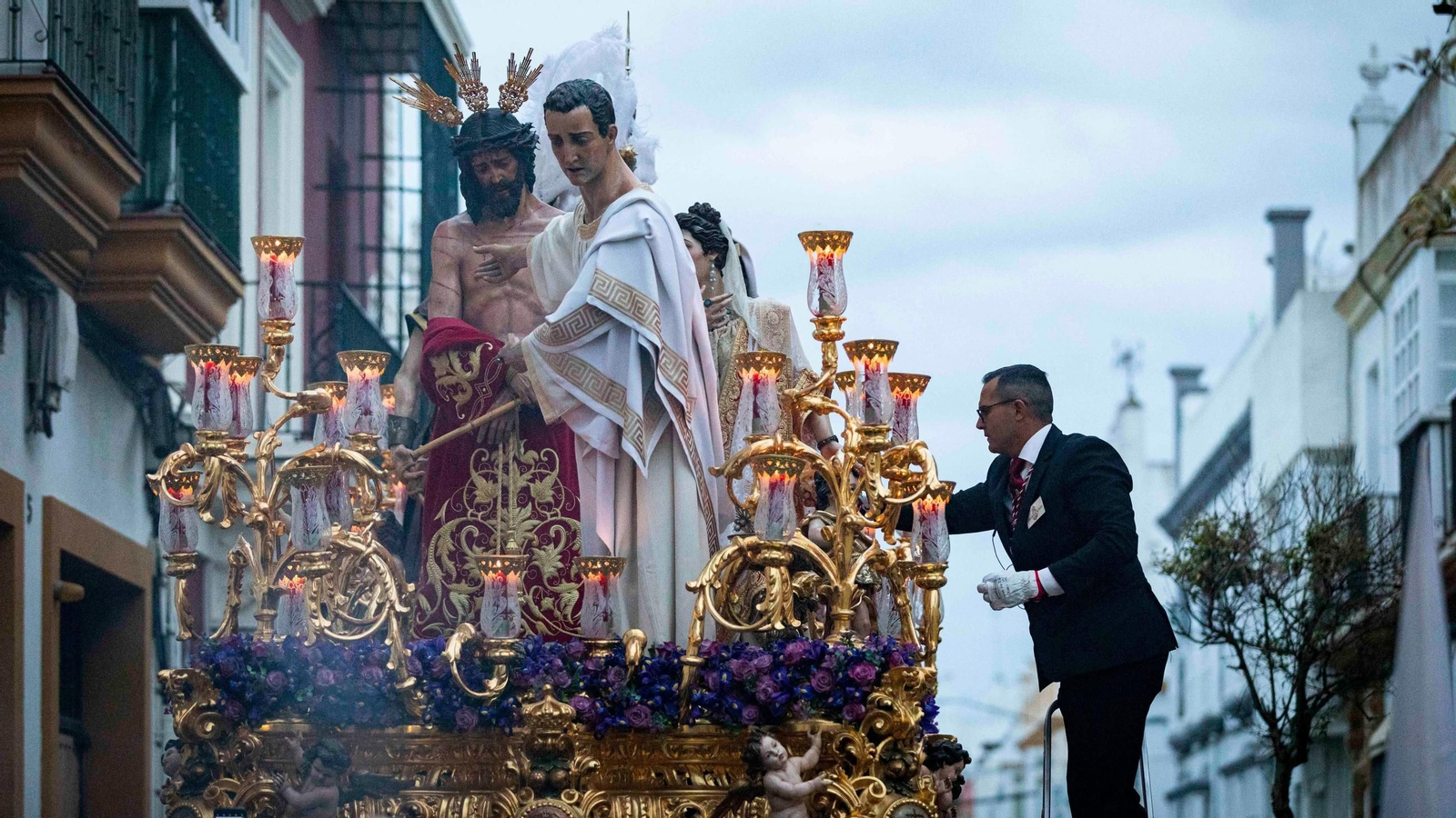El potente misterio de la hermandad del Ecce Homo, en la salida procesional del último Lunes Santo