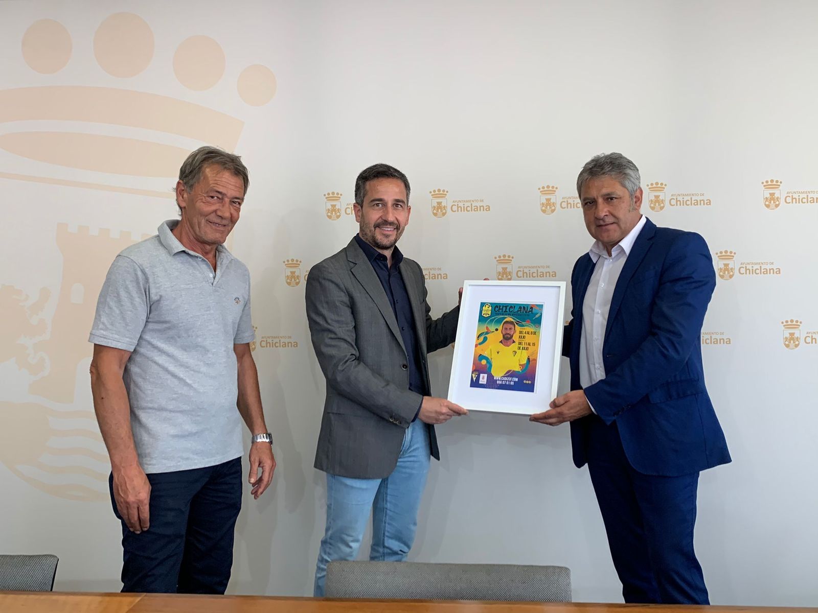 El delegado municipal de Deportes, José Manuel Vera; el gerente de la Fundación del Cádiz CF, Pepe Matas, y el embajador del Cádiz CF, Pepe Mejías; durante la presentación del campus.