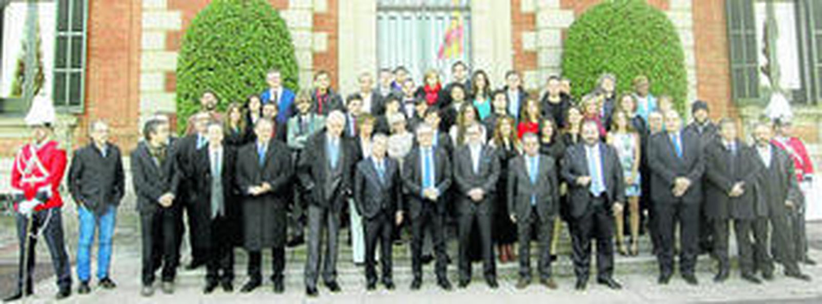 La foto de familia de los premiados en los Ondas 2103 en la recepción matinal en el Palacete Albéniz de Barcelona.