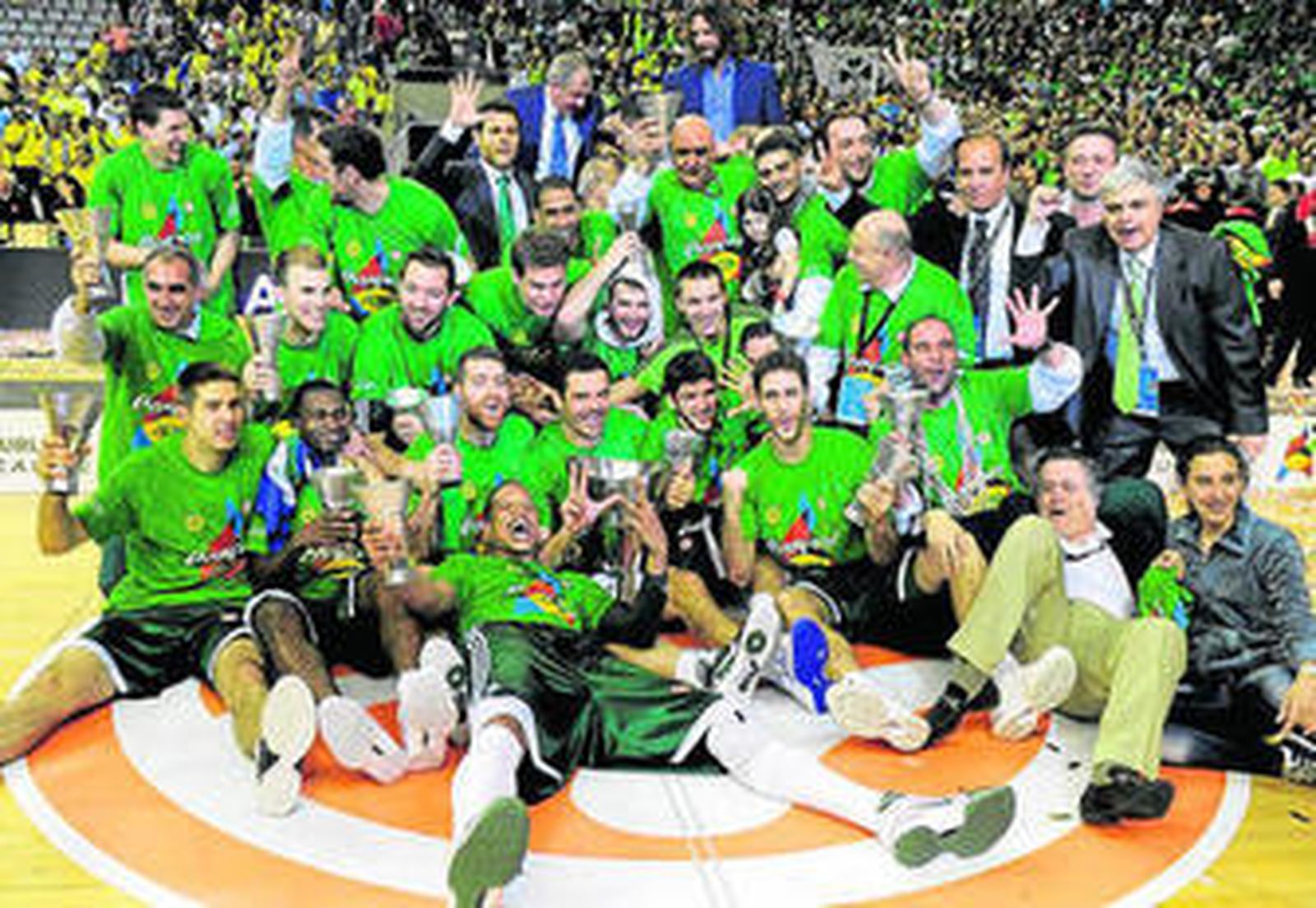 La plantilla del Panathinaikos festeja en el centro de la cancha el sexto título del club.