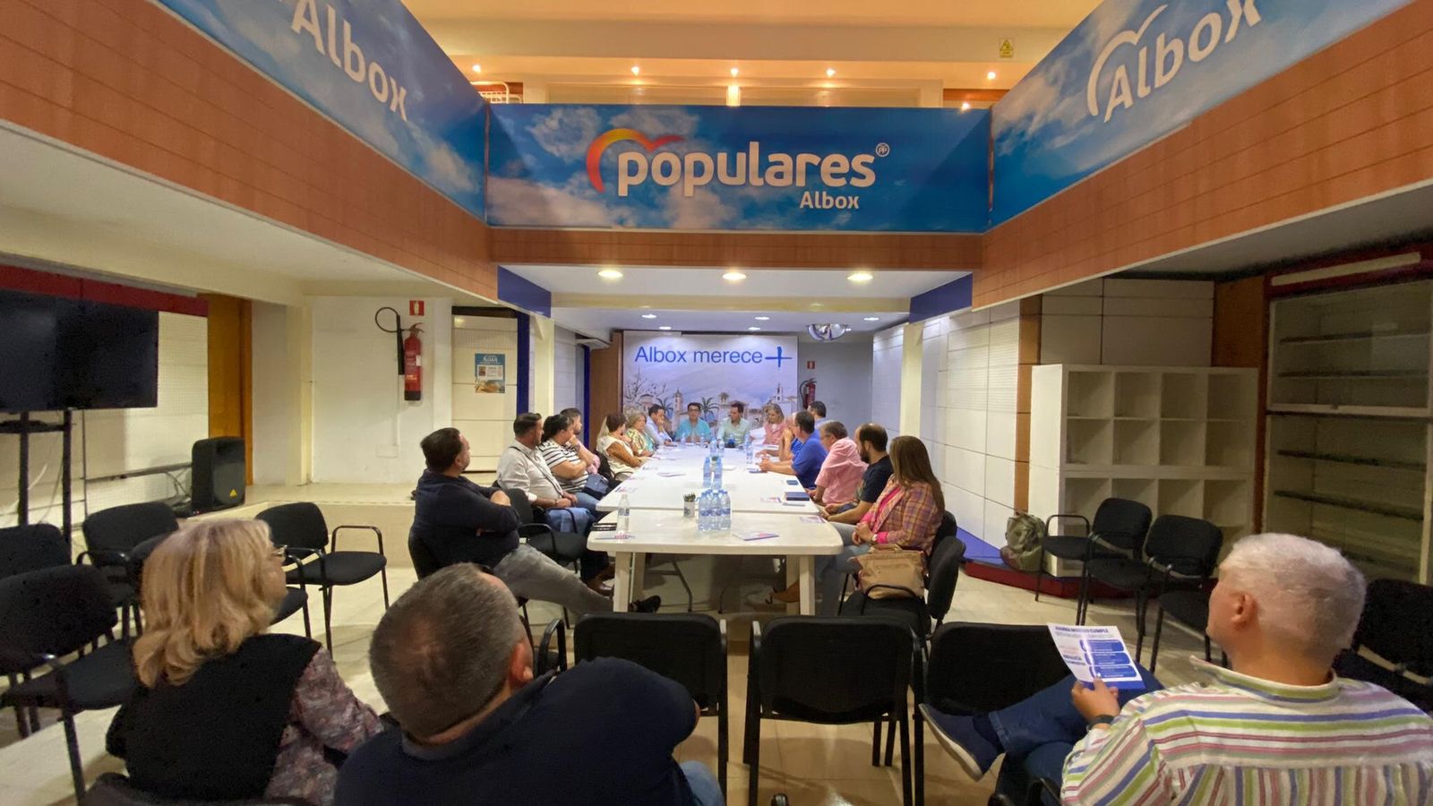Parlamentarios andaluces del PP Almería han trasladado esta decisión a los vecinos de Albox.