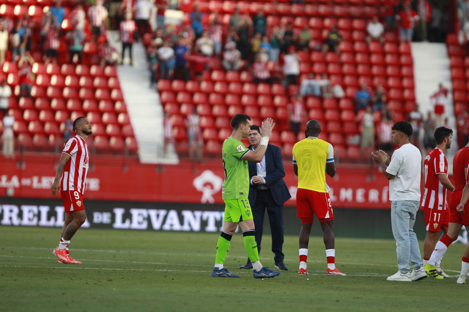 Imágenes de la gran victoria del Almería ante el Cádiz por 6 a 1