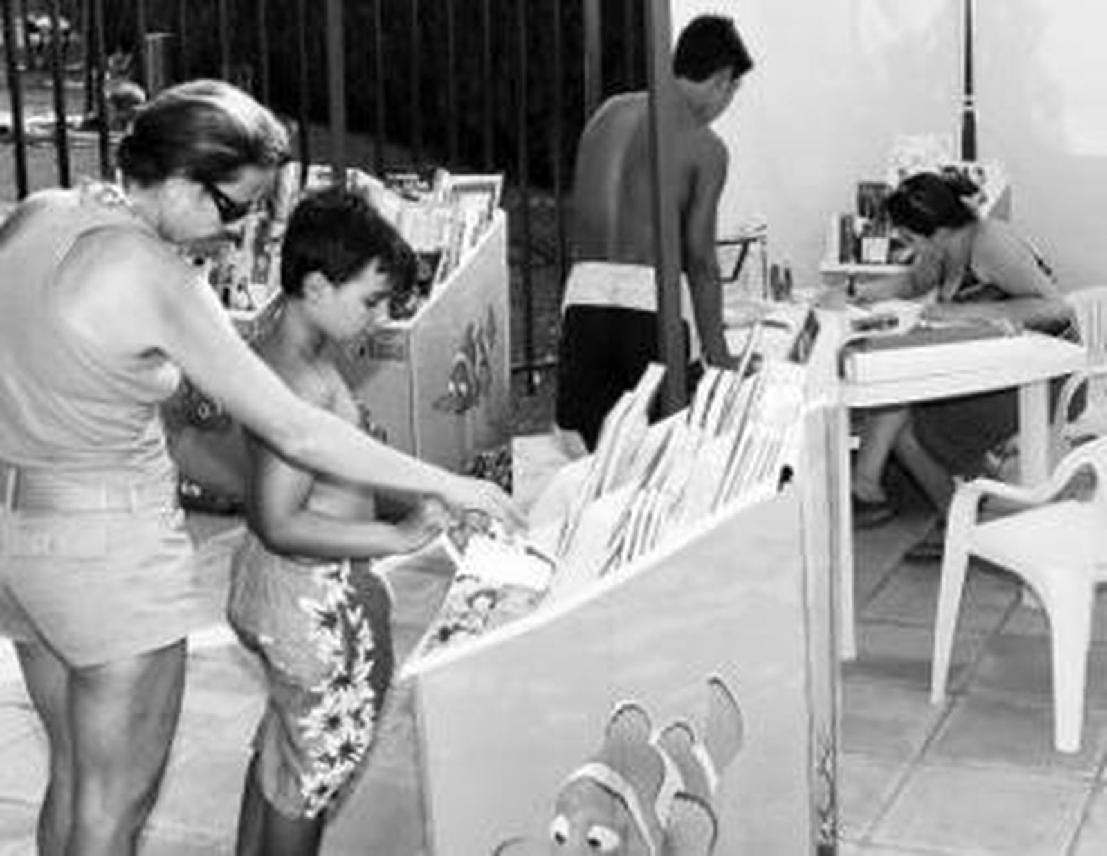 Servicio de bibliopiscina en las instalaciones municipales de Tomares.