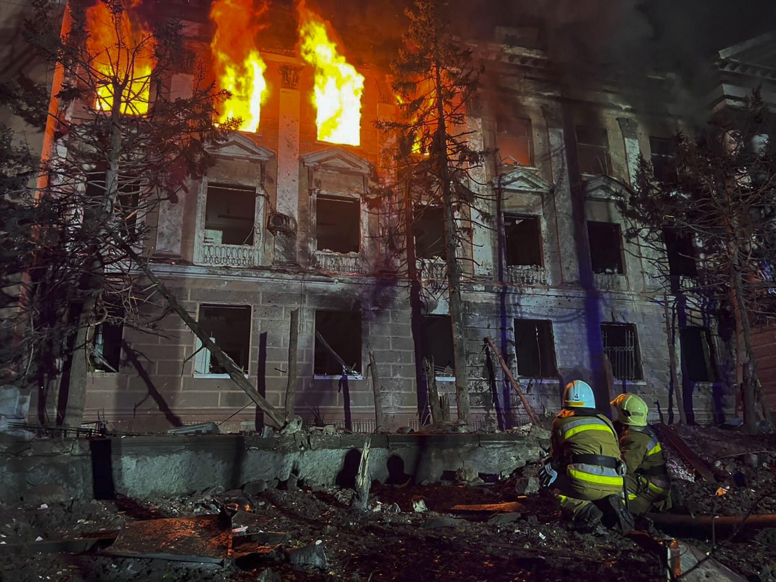 Los bomberos tratan de sofocar un incendio en Mykolaiv.