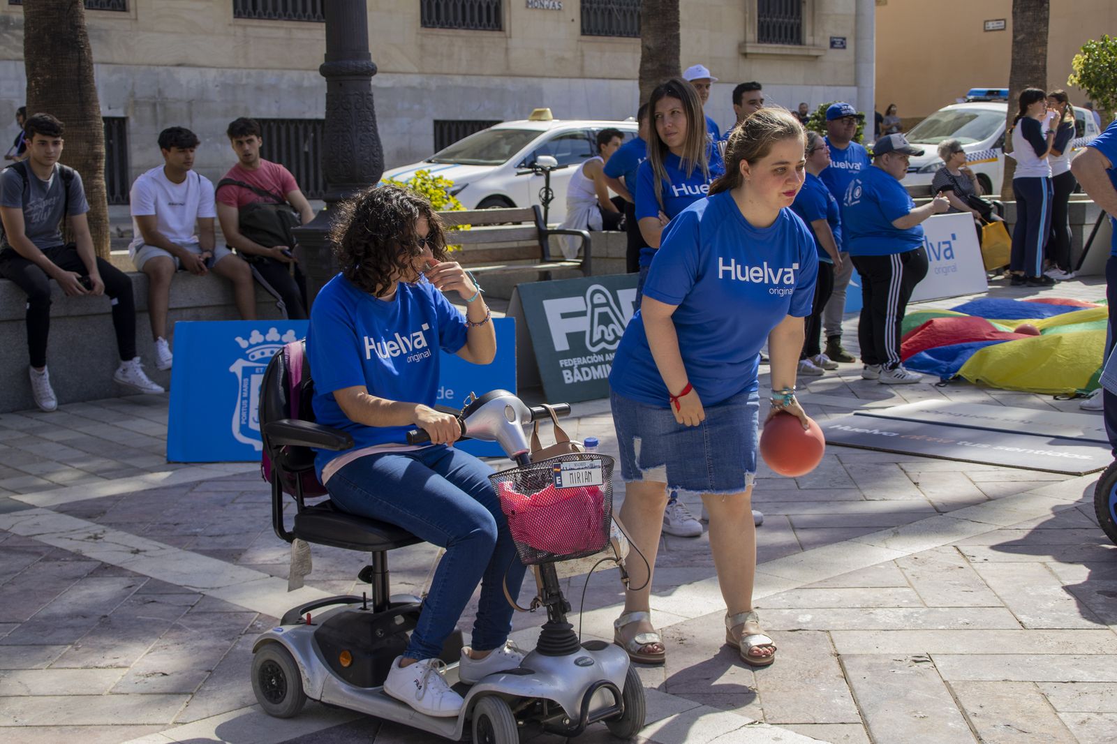Imágenes del II Día del Bádminton inclusivo en la Plaza de las Monjas.