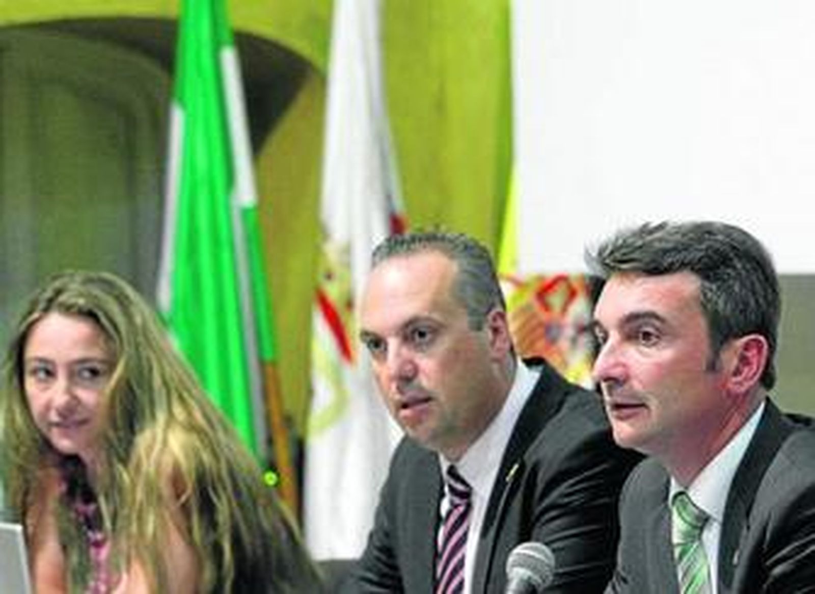 De izquierda a derecha: la egiptóloga Myriam Seco; el alcalde, Ruiz Boix y el rector, González Mazo