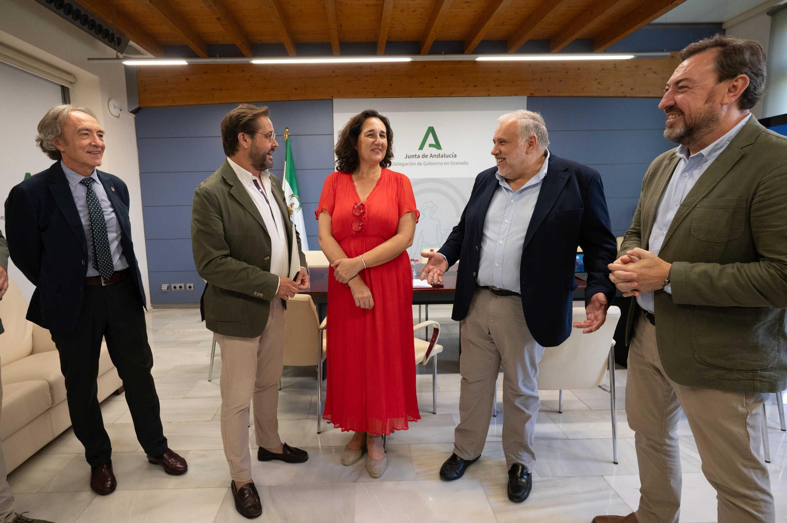 El delegado Antonio Granados mantiene una reunión con la junta directiva de Cruz Roja en Granada junto a los delegados José Javier Martín, Indalecio Sánchez-Montesinos y Matilde Ortiz