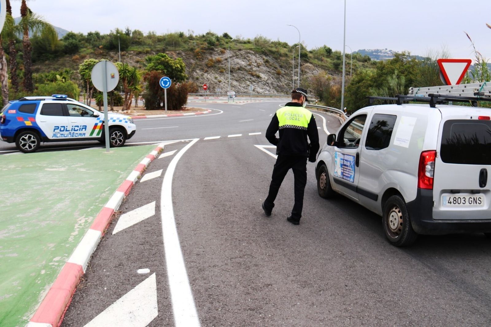 En autobús o en taxi: maneras de saltarse el aislamiento para llegar a la Costa de Granada