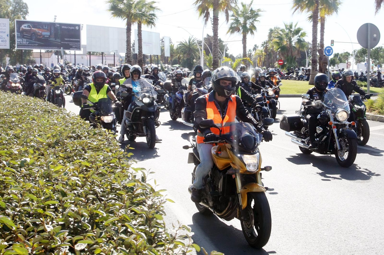 Imágenes de la concentración motera en memoria de Hugo Millán por las calles de Huelva
