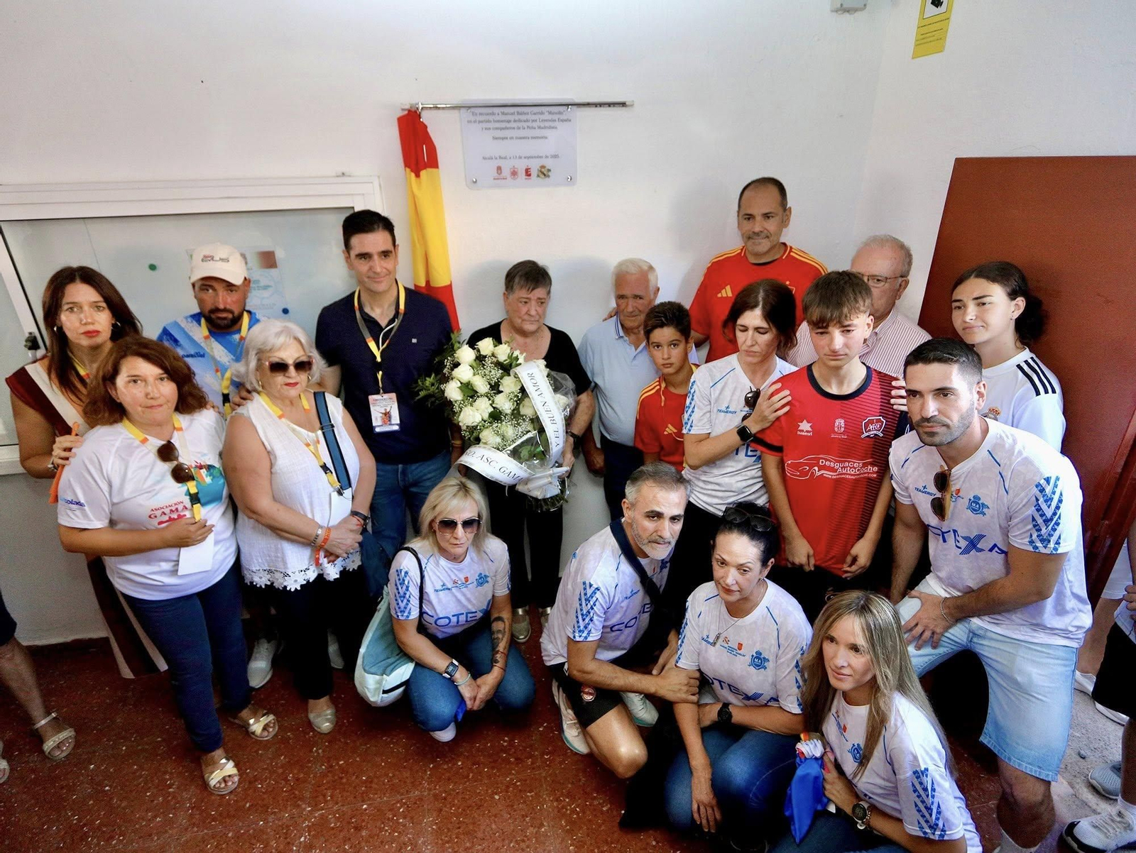 Foto de familia de autoridades y organizadores con familiares de 'Manolín'.