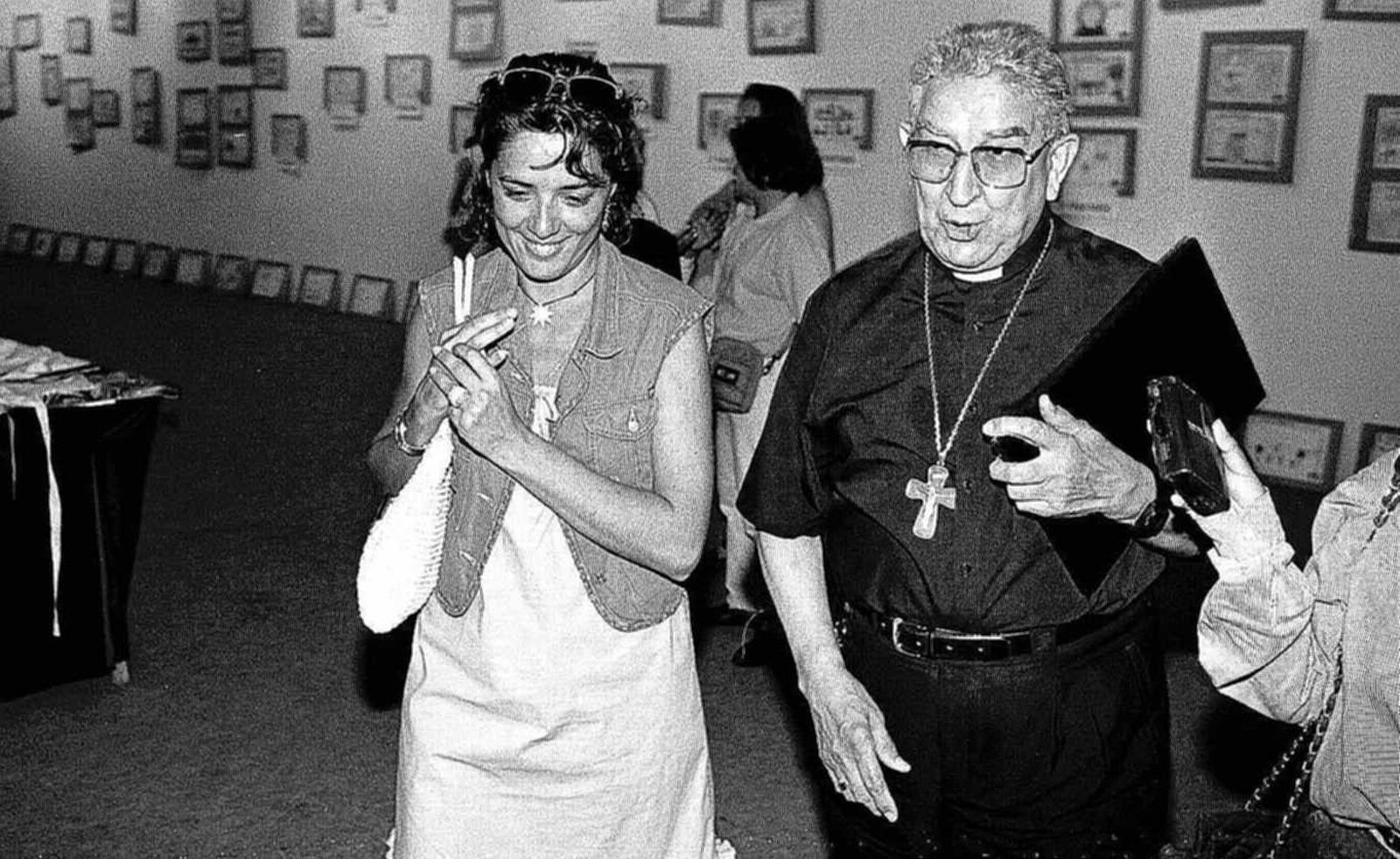 Don Rafael Bellido Caro en una exposición dedicada a Cáritas en el año 1999.