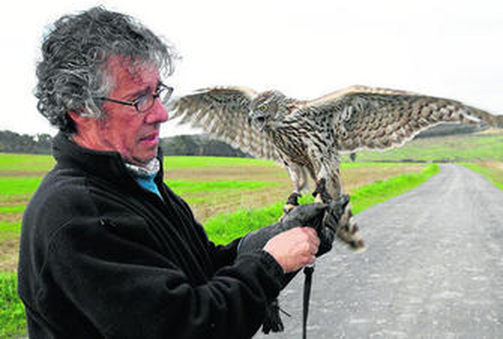 Manuel Diego Pareja-Obregón, con algunos ejemplares de aves rapaces.