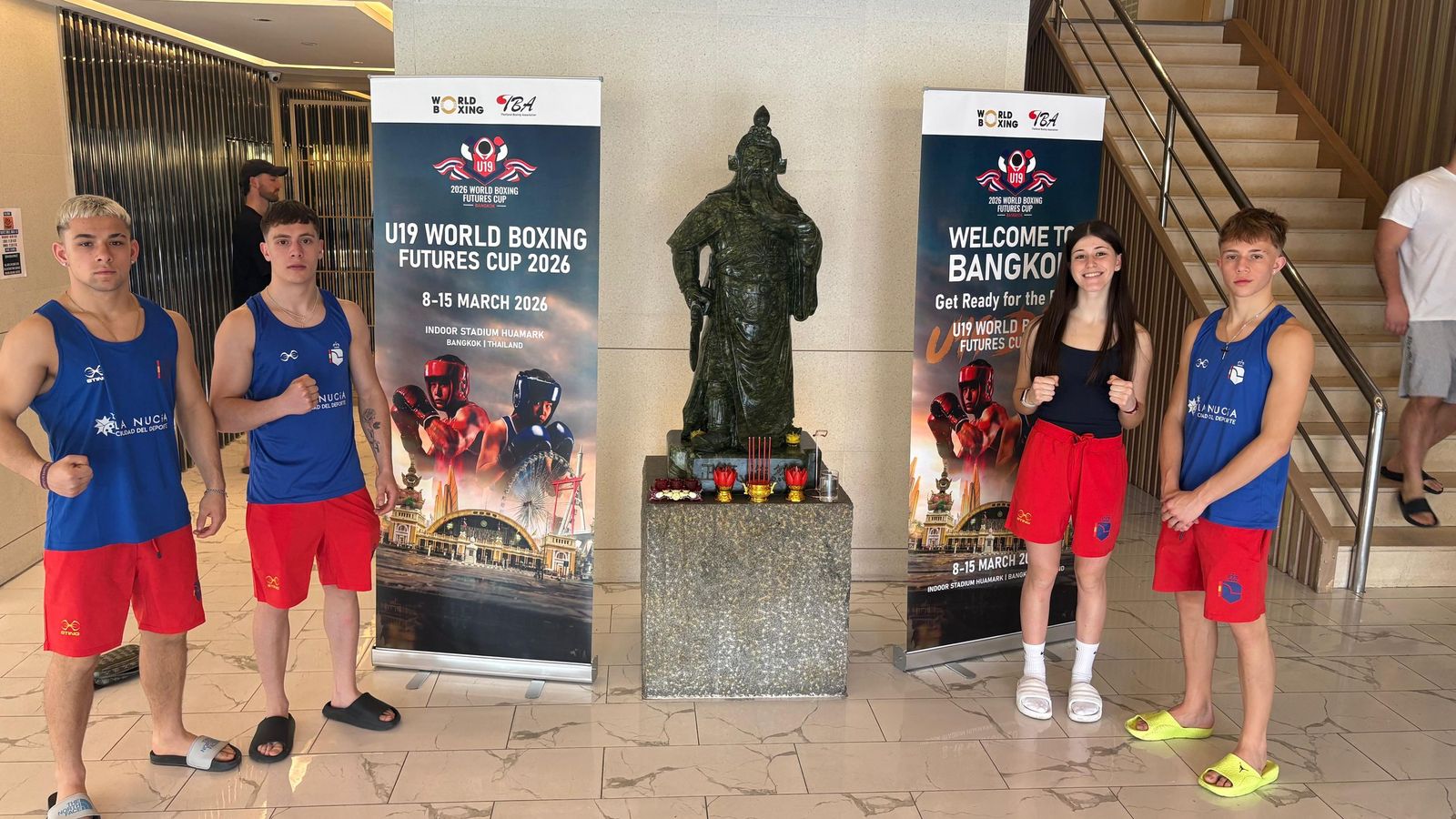 Manuel Bueno, primero por la derecha, junto a sus compañeros de selección en Bangkok.