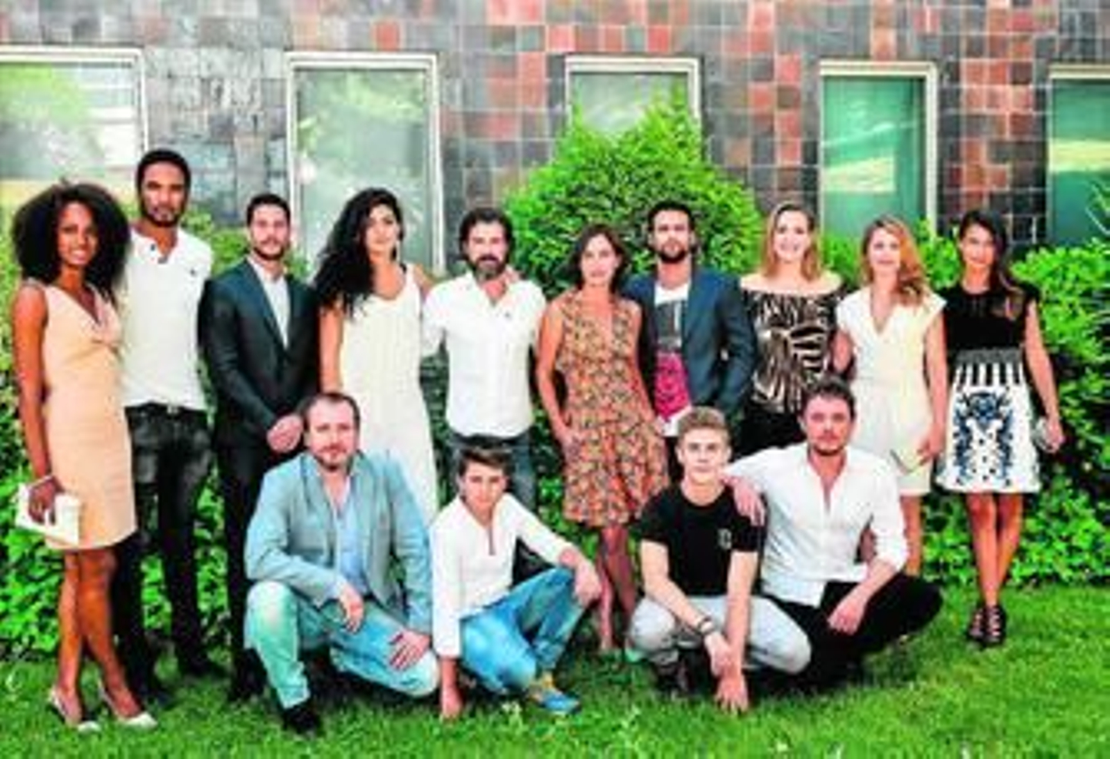 Los actores que participan en 'Mar de plástico' el día de la presentación oficial de la serie en Madrid.