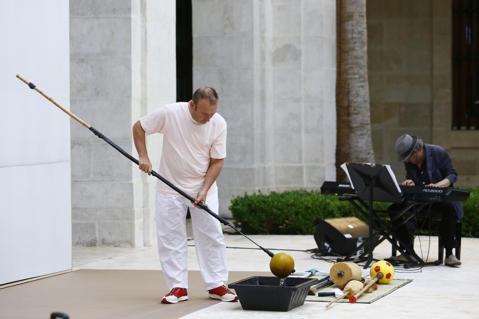 Fotos: Así es 'Despintura fònica', la performance de Miquel Barceló en el Museo de Málaga