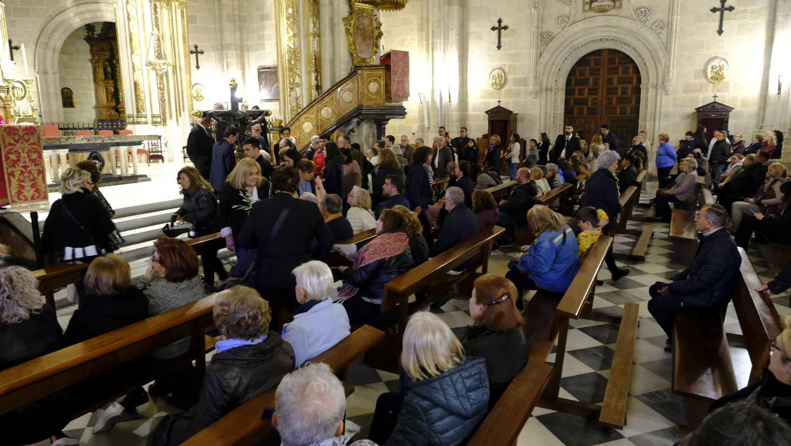Procesión del Vía Crucis-Cristo de la Escucha en Almería, en imágenes