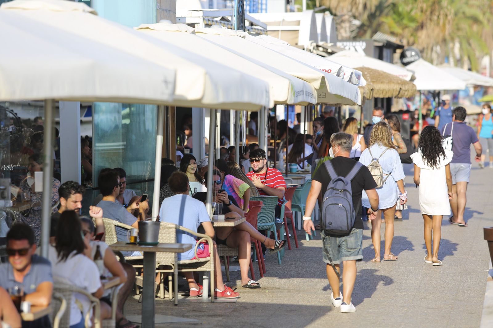 Así se está viviendo el verano del coronavirus en Pedregalejo. Fotos al atardecer