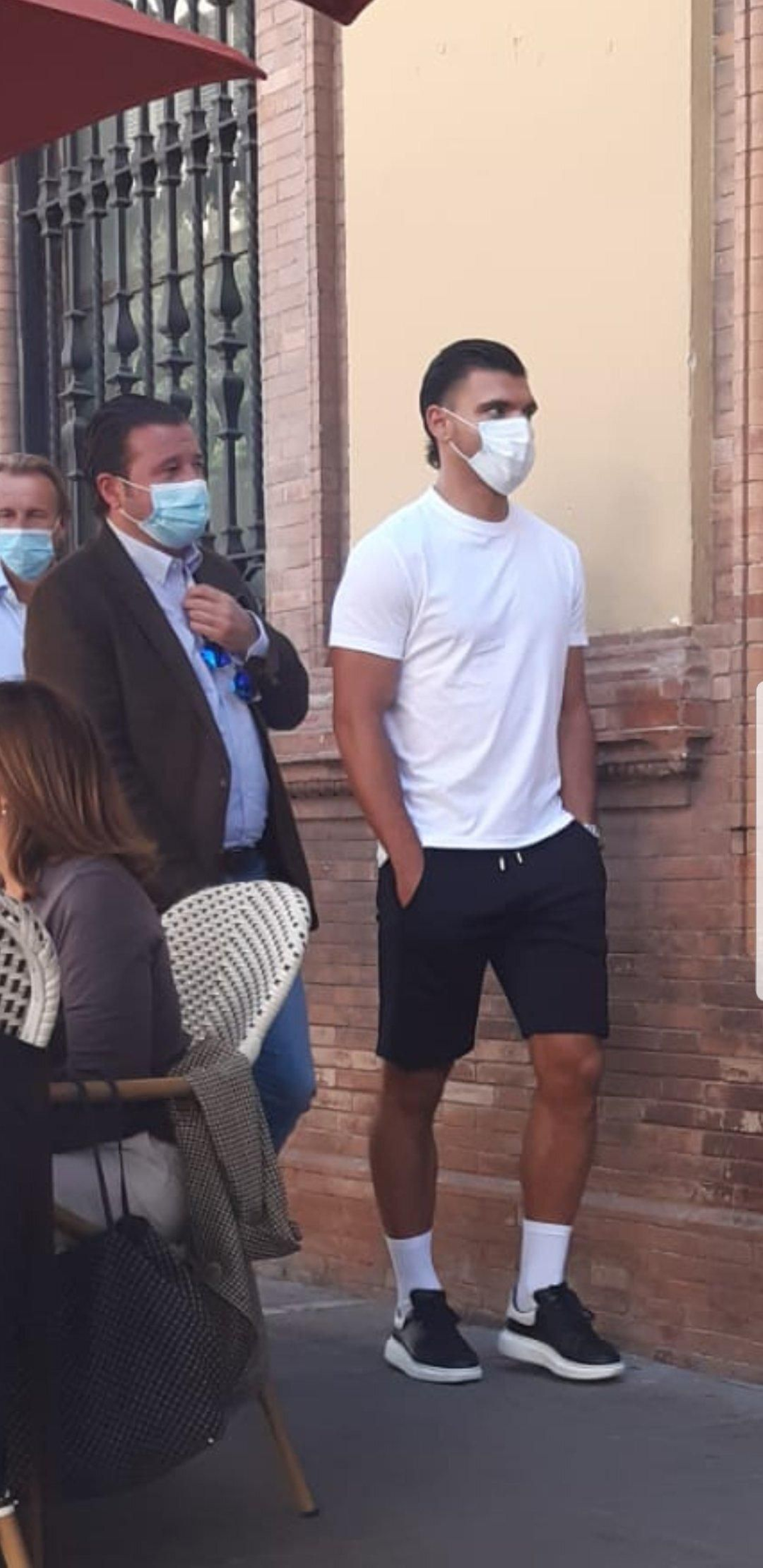 Rekik, con mascarilla, pasea por la calle Luis Montoto de Sevilla.